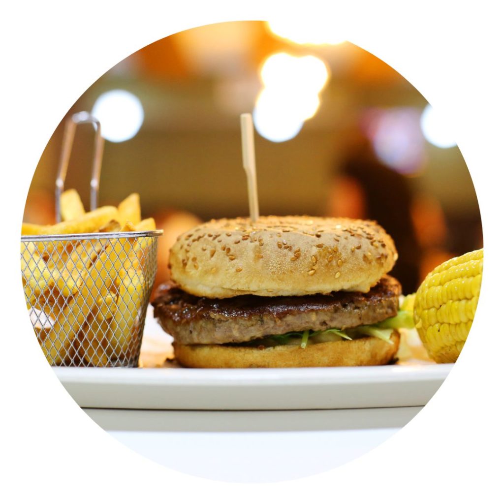 Plato de hamburguesa con patatas